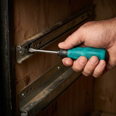 Tournevis utilisé pour installer des rails de tiroir