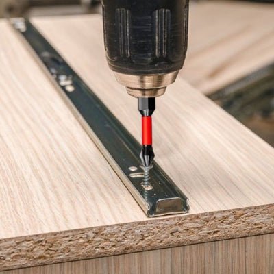 Tournevis utilisé pour visser un rail