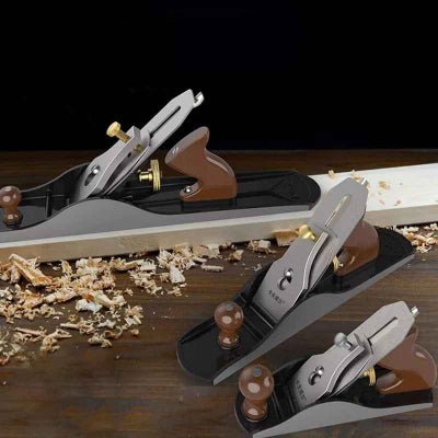 Trois rabots professionnels à l'oeuvre