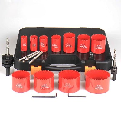 Trousse de scie cloche pour bois et ses accessoires sur son coffre de rangement