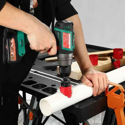 Un homme perce un tuyau avec une scie cloche M42 bimétallique orange