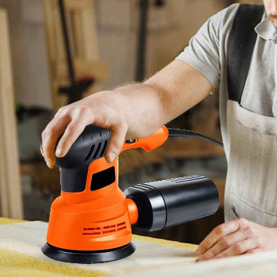 Une ponceuse utilisation bois atelier menuiserie