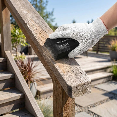 Utilisation ponceuse à main sur main courante escalier bois