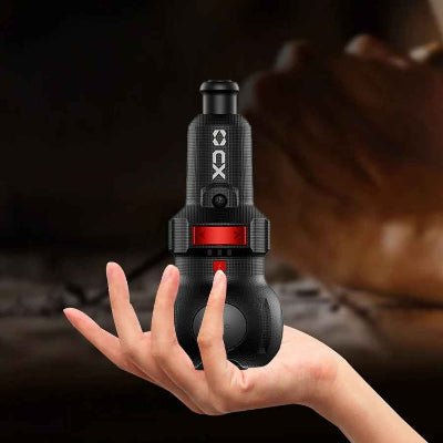 Visseuse compacte dans la main d'une femme