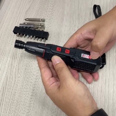 Visseuse pro et embouts sur un bureau